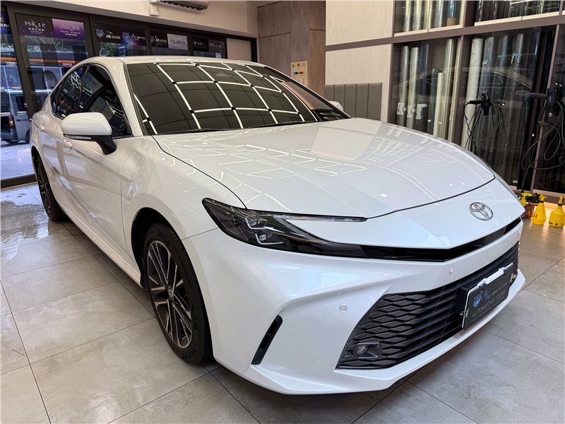 冰鑽F30+FX7絕配！TOYOTA CAMRY車主：隔熱、隱私都兼顧 - 2025 Toyota Camry - 前擋FSK冰鑽F30搭配車身FSK冰鑽FX7 - 新北震宣汽車隔熱紙